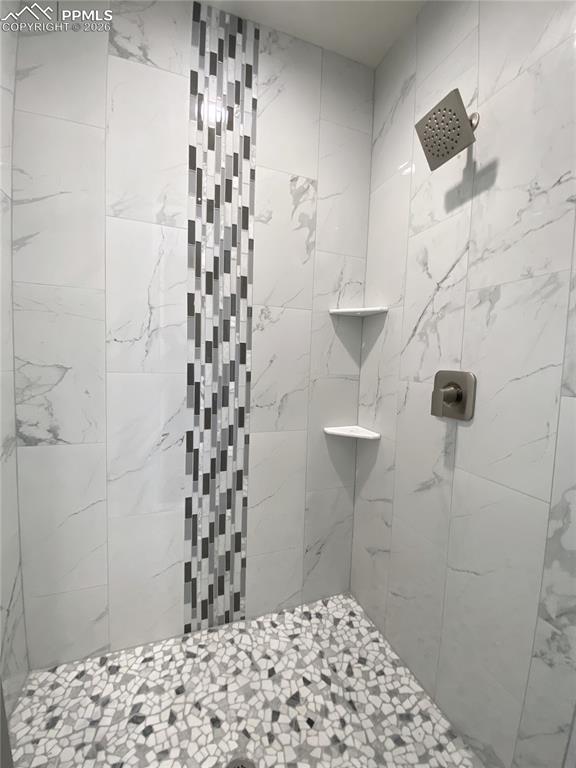 Image 18 of 27: Bathroom