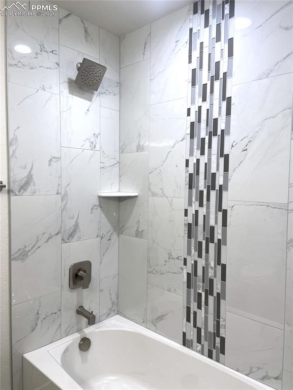 Image 26 of 27: Bathroom