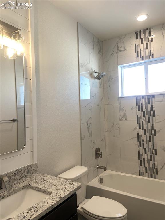 Image 4 of 27: Bathroom