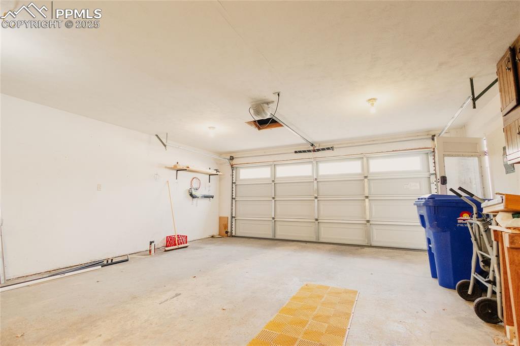 Image 41 of 47: Garage