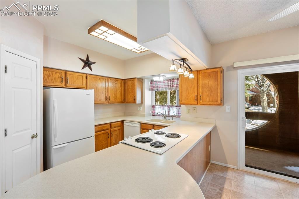 Image 10 of 40: Kitchen