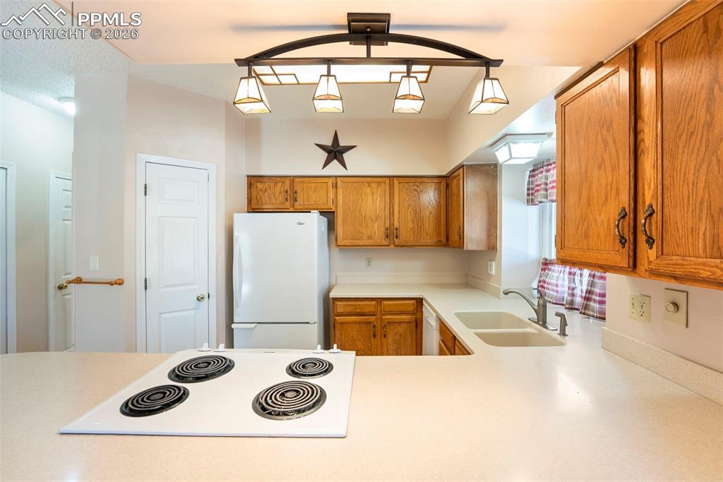 Image 11 of 40: Kitchen