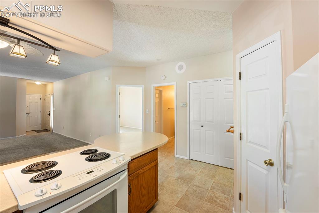 Image 12 of 40: Kitchen