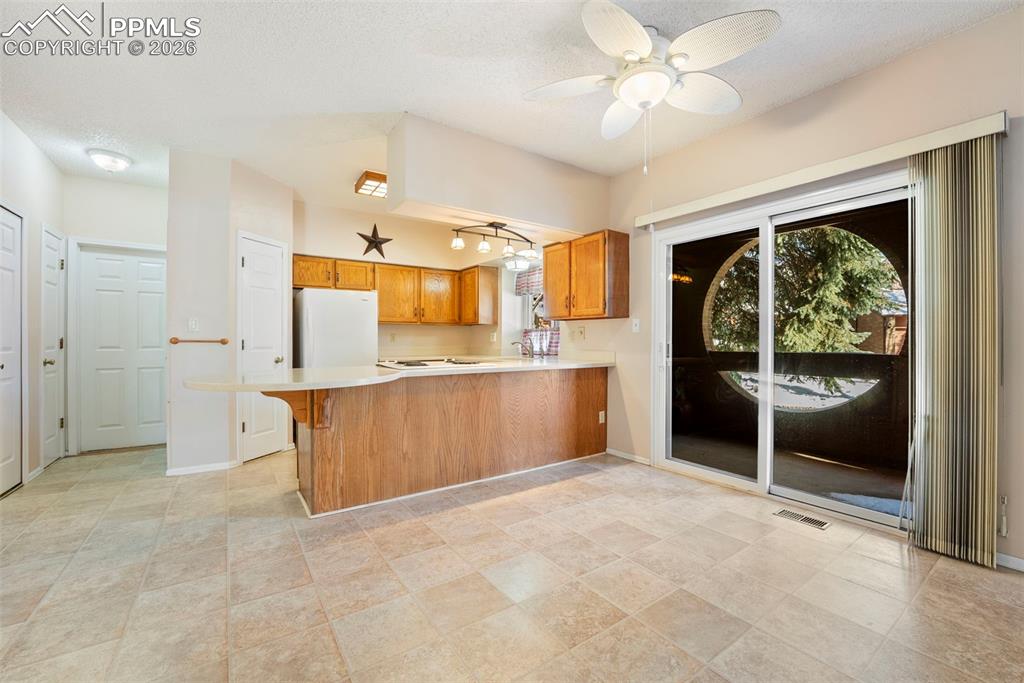 Image 14 of 40: Kitchen