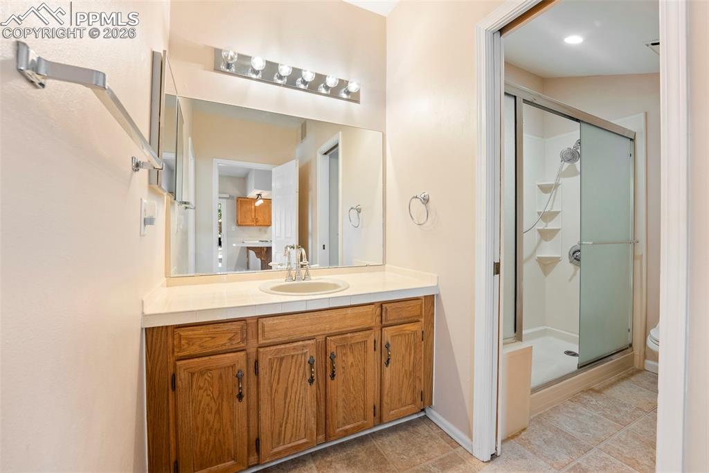 Image 19 of 40: Bathroom