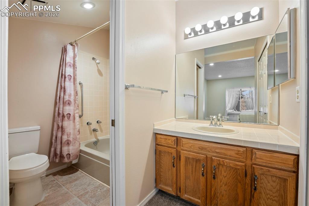 Image 24 of 40: Bathroom