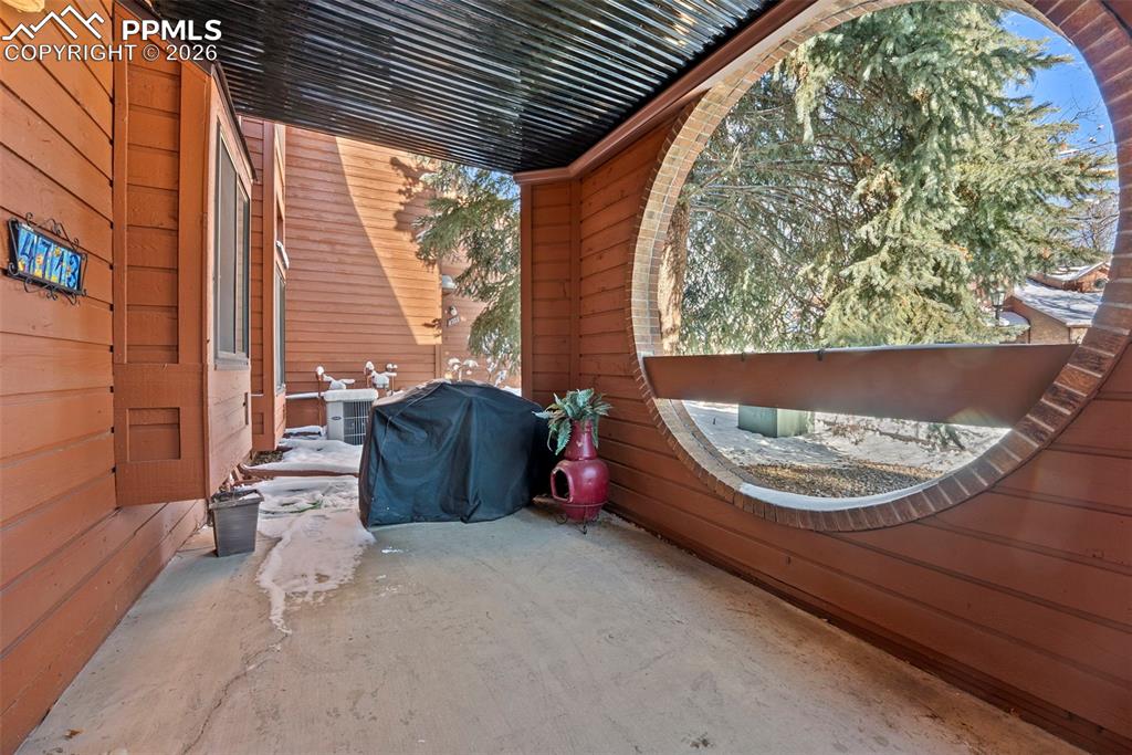 Image 32 of 40: Patio