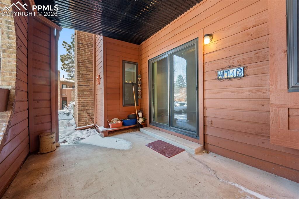 Image 36 of 40: Entry