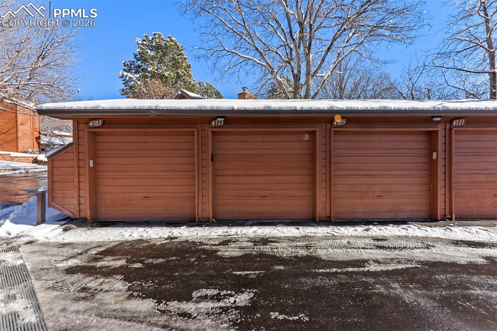 Image 37 of 40: Garage