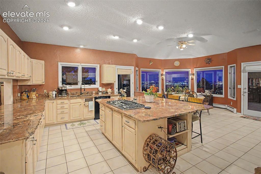 Image 11 of 30: Kitchen