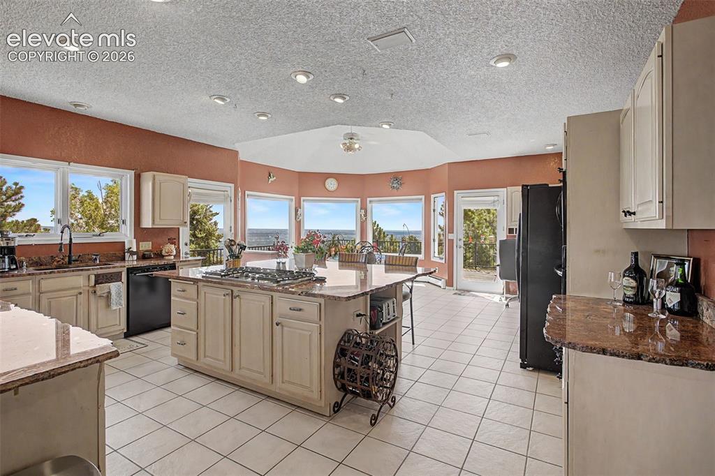 Image 12 of 30: Kitchen