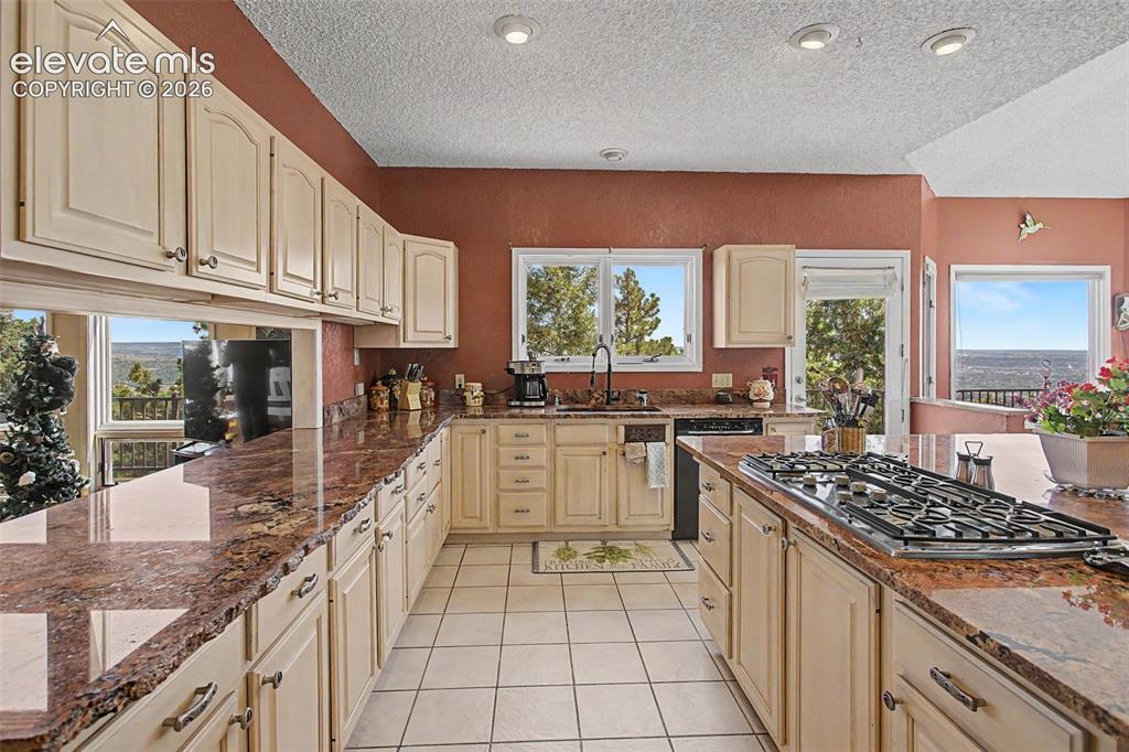 Image 13 of 30: Kitchen