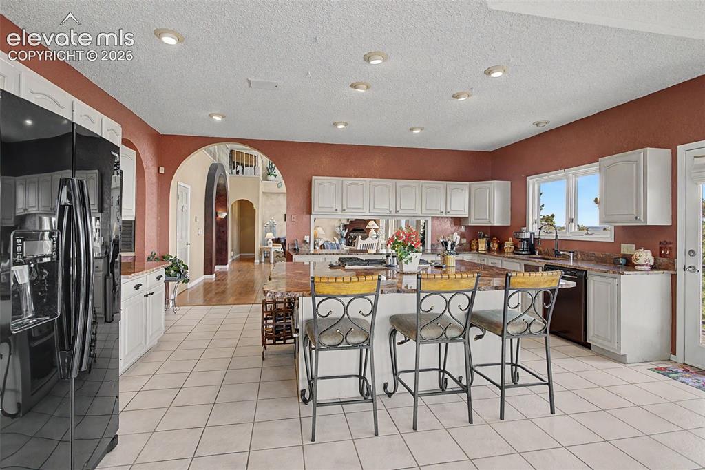 Image 14 of 30: Kitchen