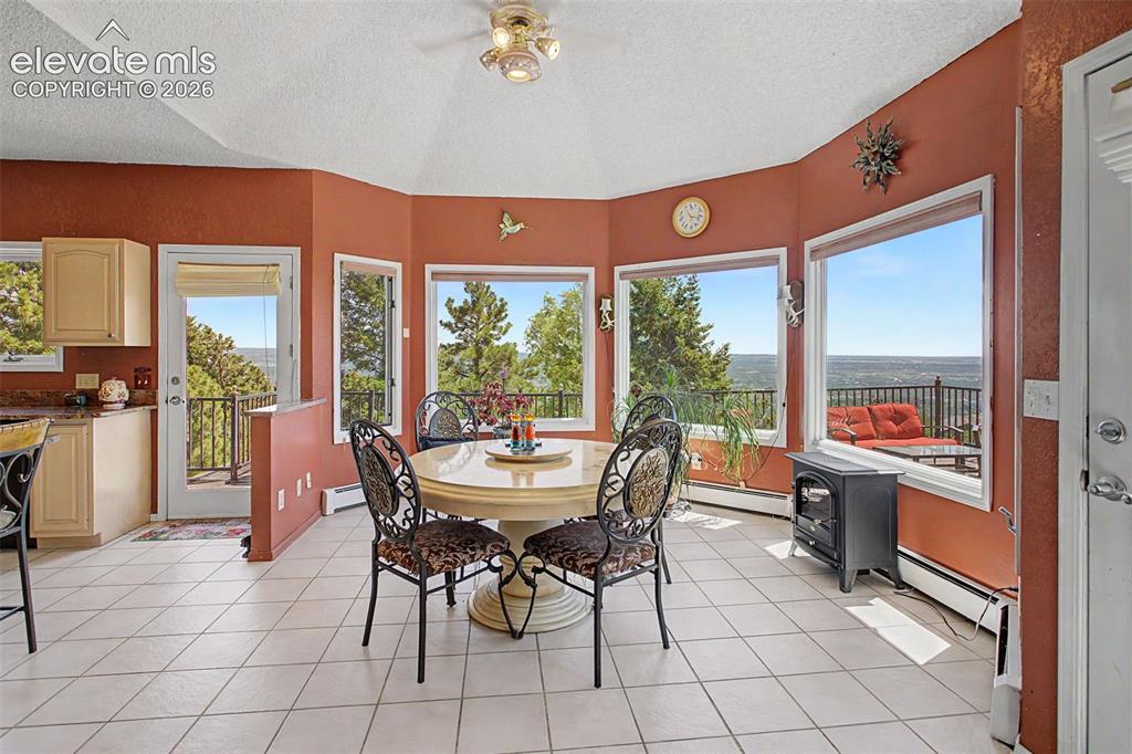 Image 15 of 30: Breakfast Area