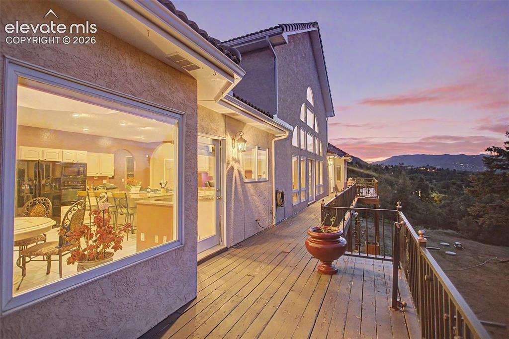 Image 18 of 30: Deck