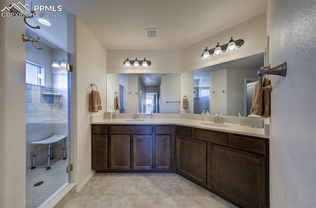 Image 21 of 43: Bathroom