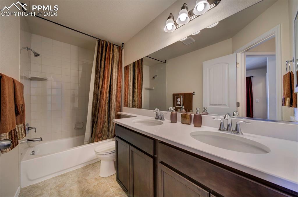 Image 24 of 43: Bathroom