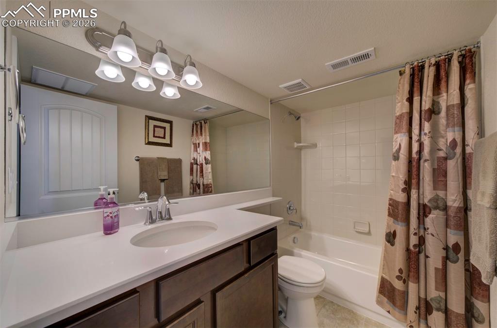 Image 32 of 43: Bathroom