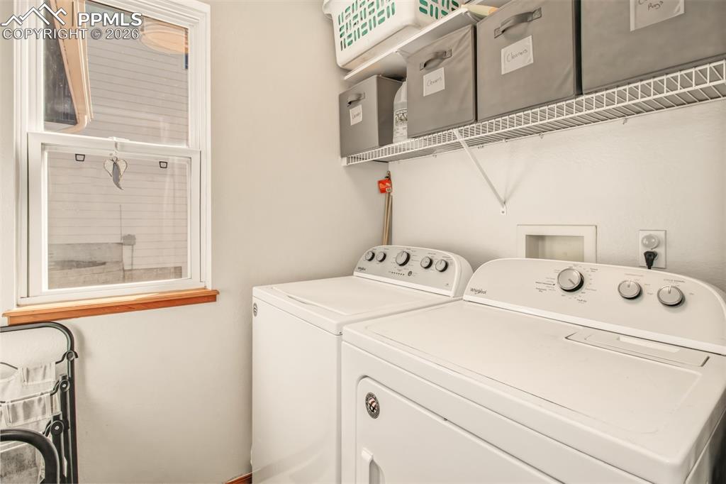 Image 20 of 45: Laundry room 