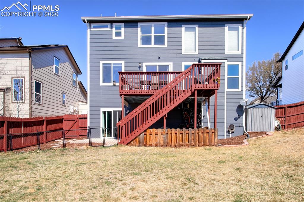 Image 36 of 45: Spacious Backyard