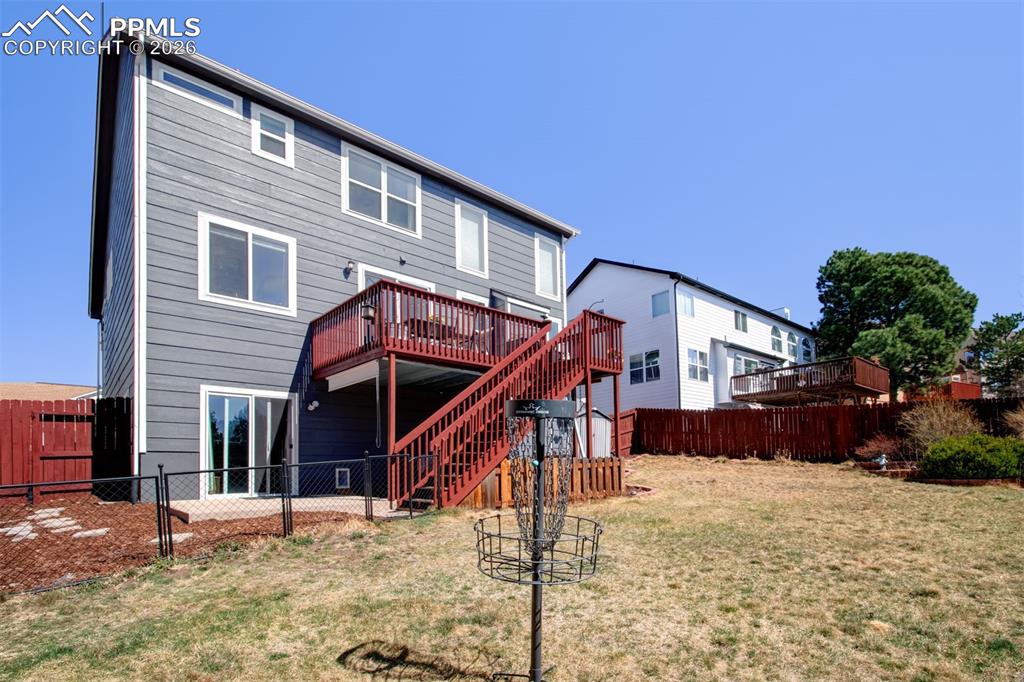 Image 37 of 45: Spacious Backyard