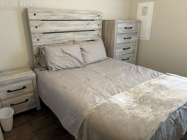 Image 11 of 18: Bedroom