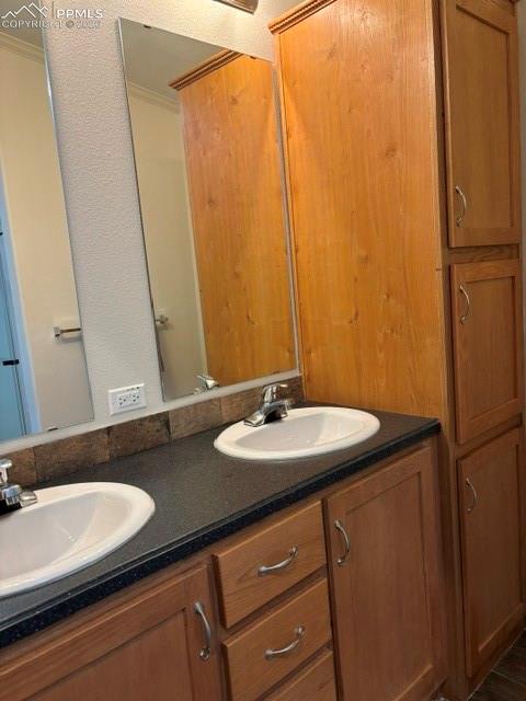 Image 15 of 18: Bathroom