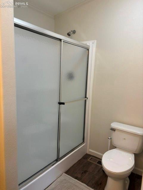 Image 16 of 18: Bathroom