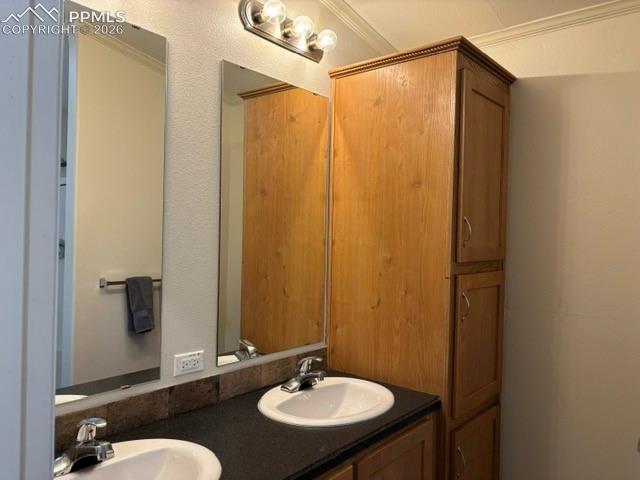 Image 17 of 18: Bathroom