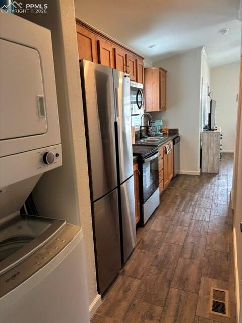 Image 9 of 18: Kitchen