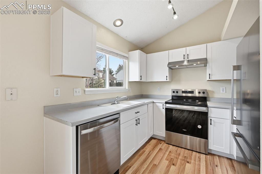 Image 12 of 37: Kitchen