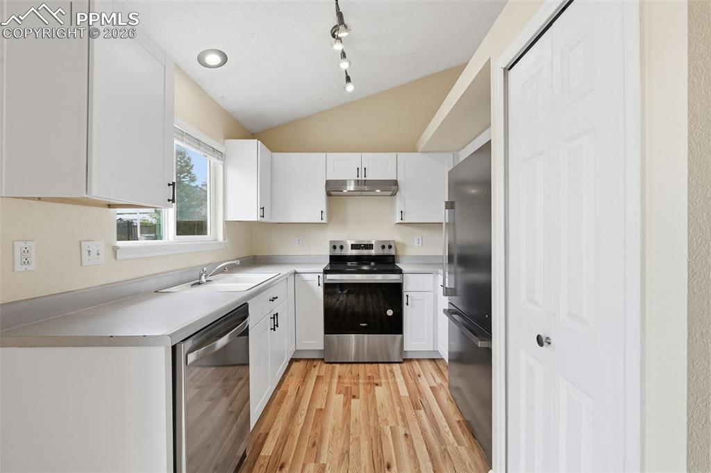 Image 13 of 37: Kitchen