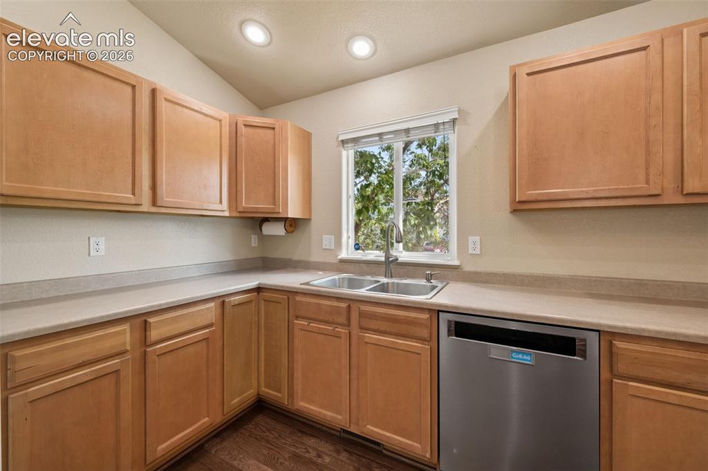 Image 14 of 37: Kitchen