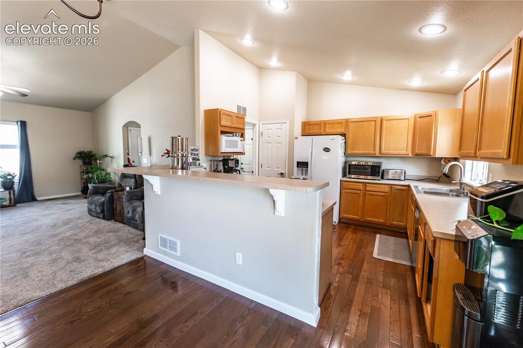 Image 7 of 28: Kitchen