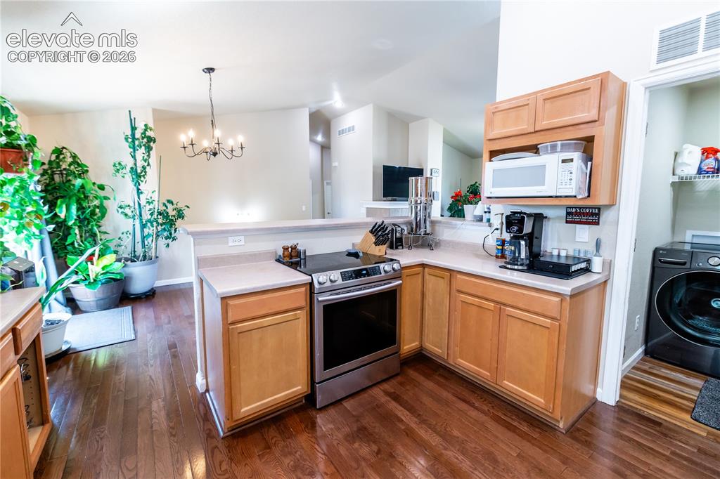 Image 8 of 28: Kitchen