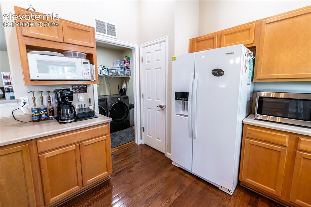 Image 9 of 28: Kitchen