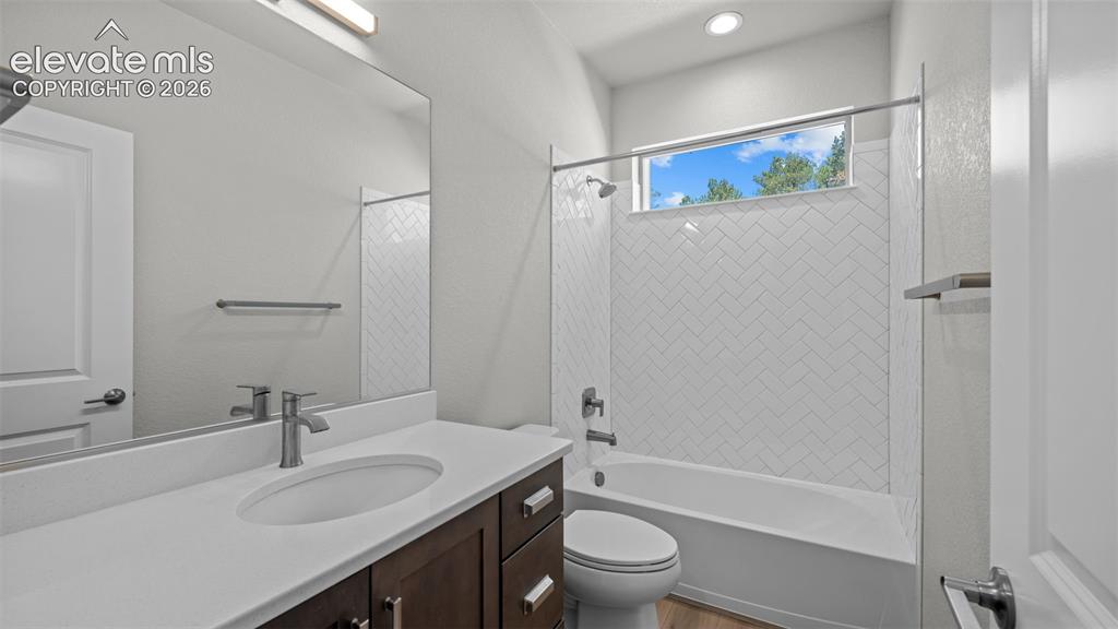 Image 34 of 49: Bathroom