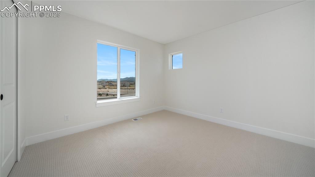 Image 14 of 31: Bedroom