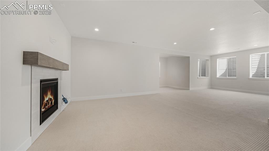 Image 19 of 31: Living Room