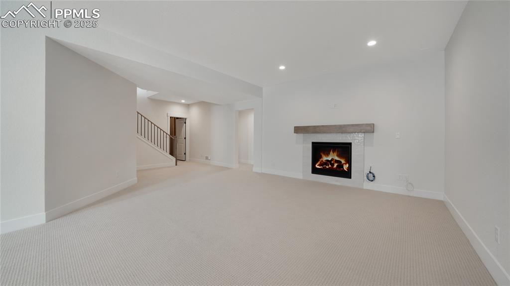 Image 20 of 31: Living Room