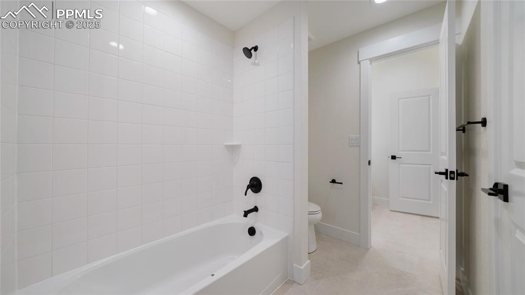 Image 24 of 31: Bathroom