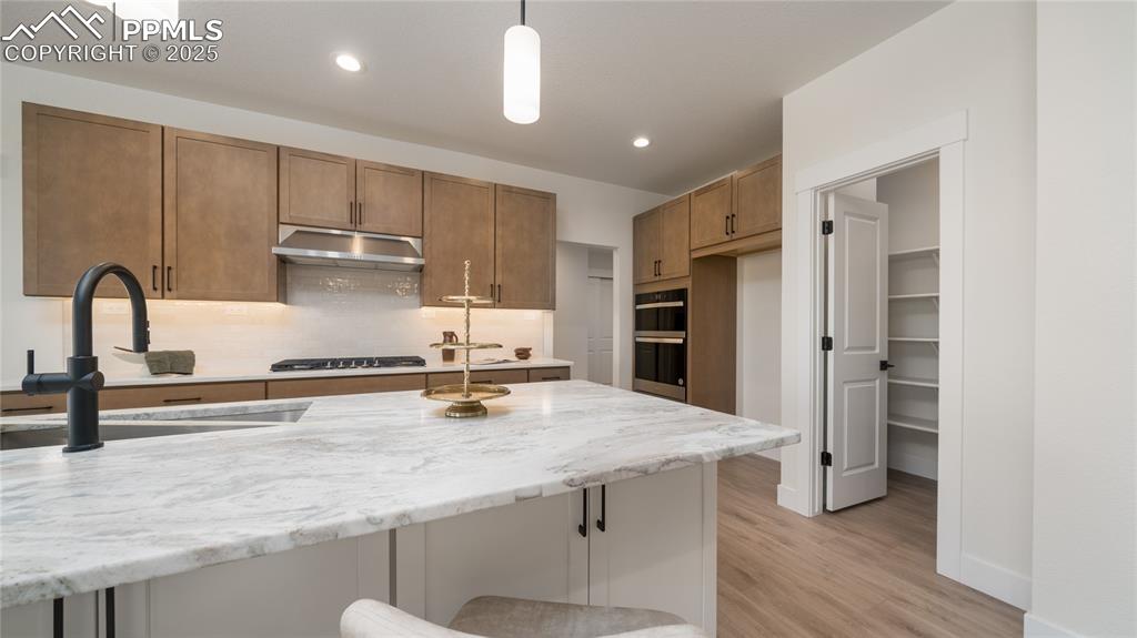 Image 4 of 31: Kitchen