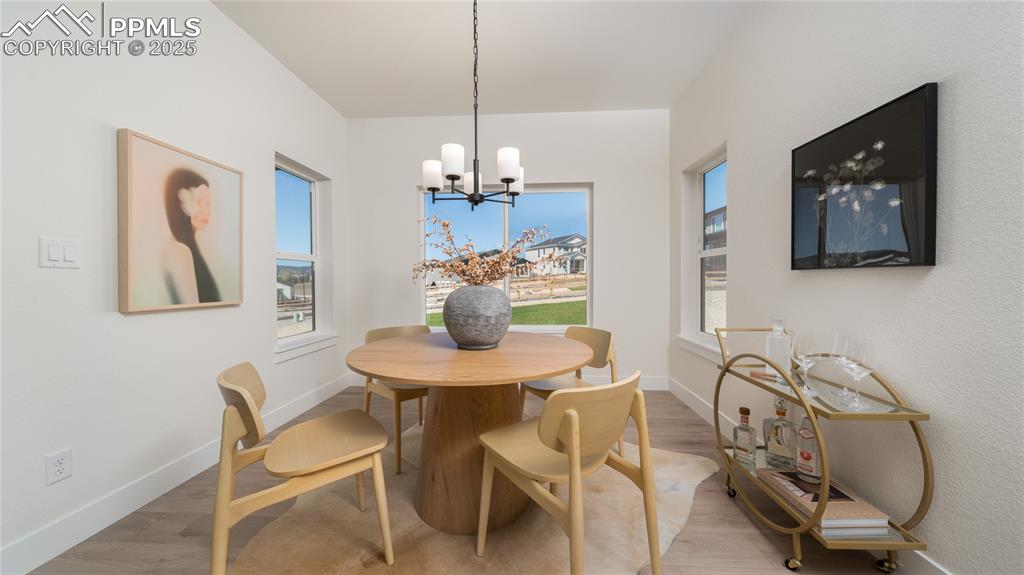 Image 7 of 31: Dining Area