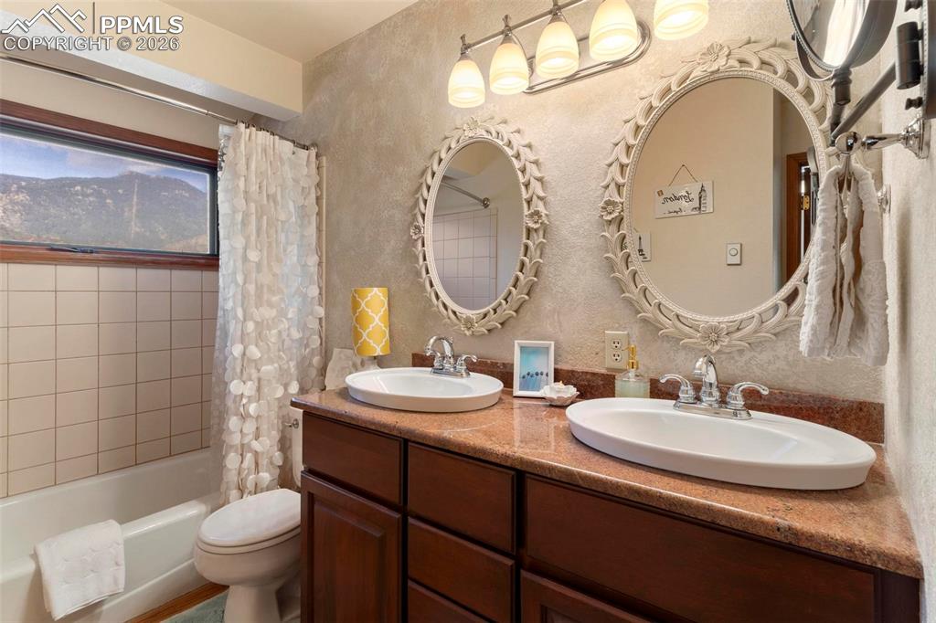 Image 11 of 21: Bathroom