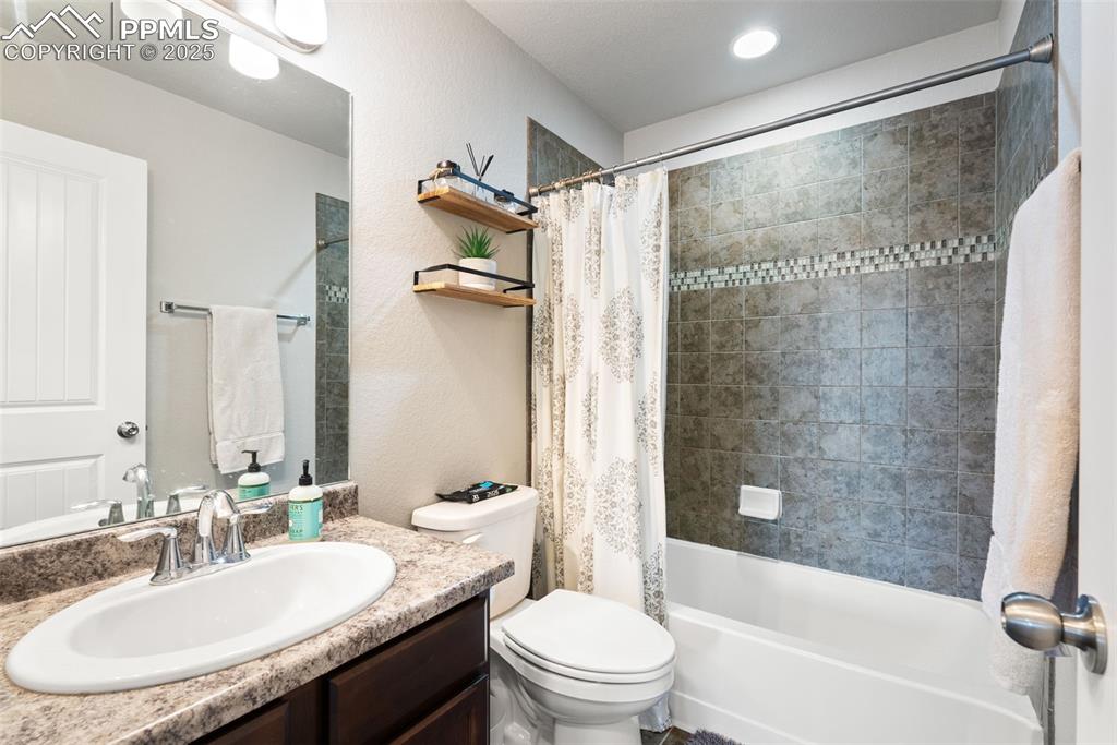 Image 34 of 48: Bathroom