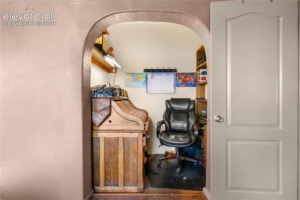 Image 17 of 41: Office