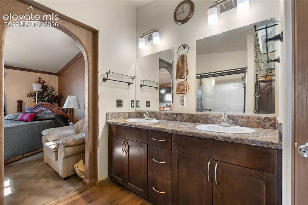 Image 18 of 41: Bathroom