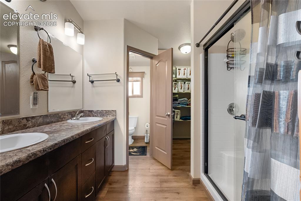 Image 19 of 41: Bathroom
