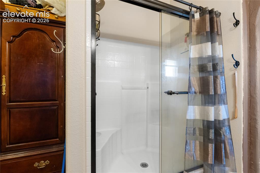 Image 20 of 41: Bathroom