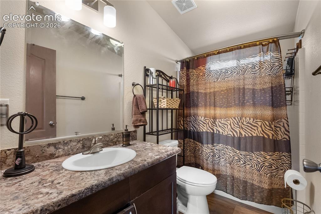 Image 26 of 41: Bathroom